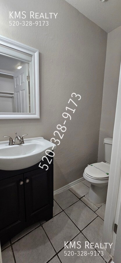 Building Photo - 1577 W Aztec Ct