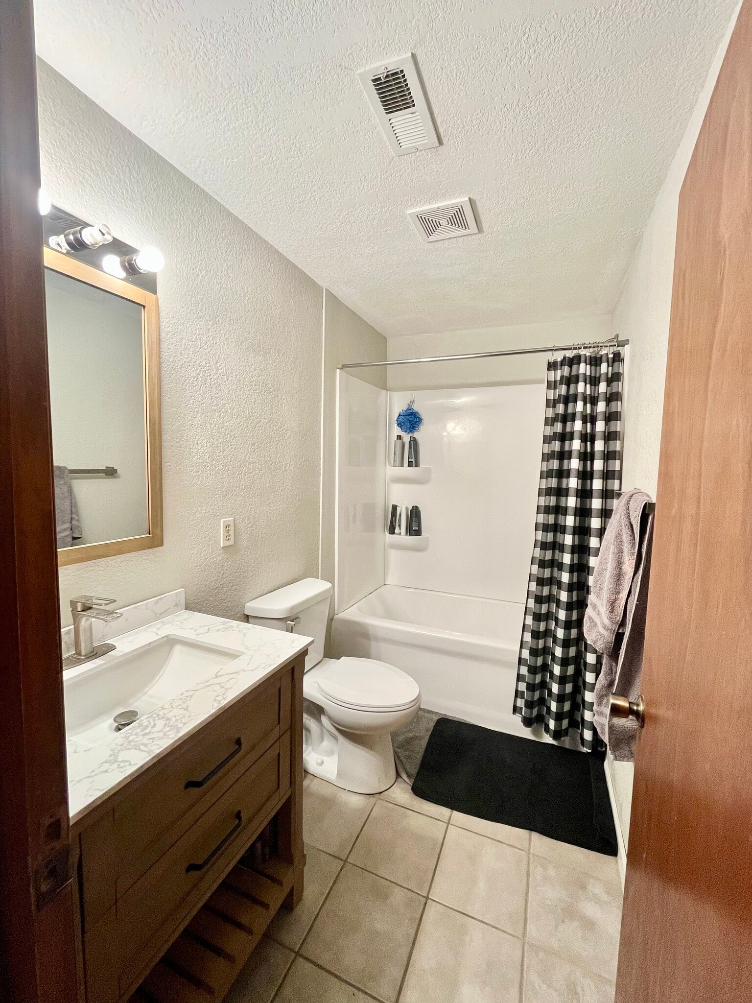 Building Photo - 415 W 9th St