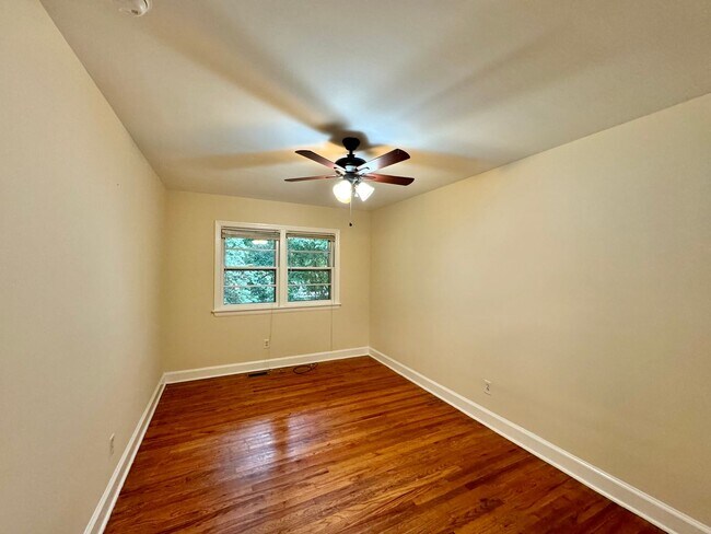 Building Photo - Walk to UNC and Merritt's Store!