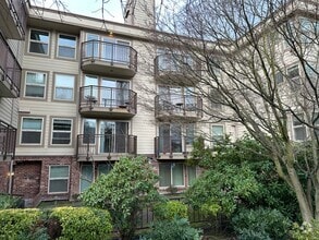 Building Photo - Quiet Updated South Queen 1bd 1bath Condo ...