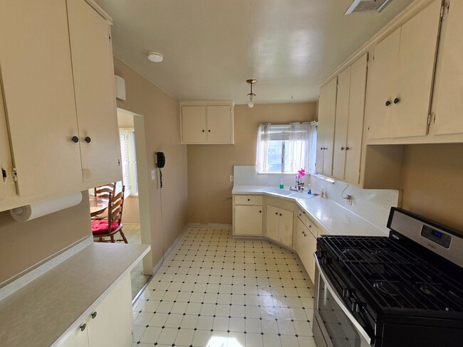 Building Photo - Classic 3 Bed, 2 Bath Home on Large Lot