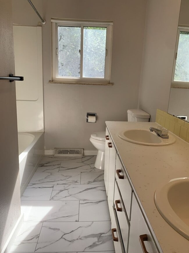 Building Photo - STUDENTS WELCOME! 4 Bedroom / 2 Bath Home Near CSU