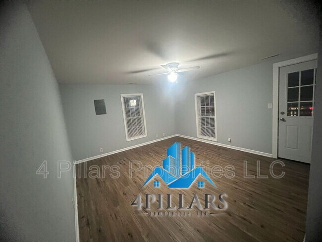 Building Photo - 162 W Commercial Ave