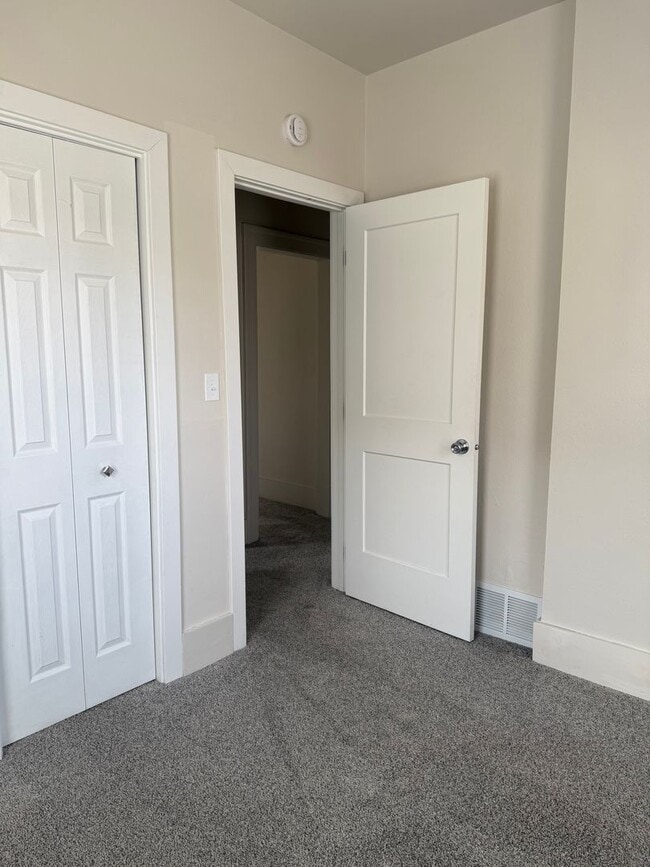 Building Photo - Updated 2 bed 1 bath