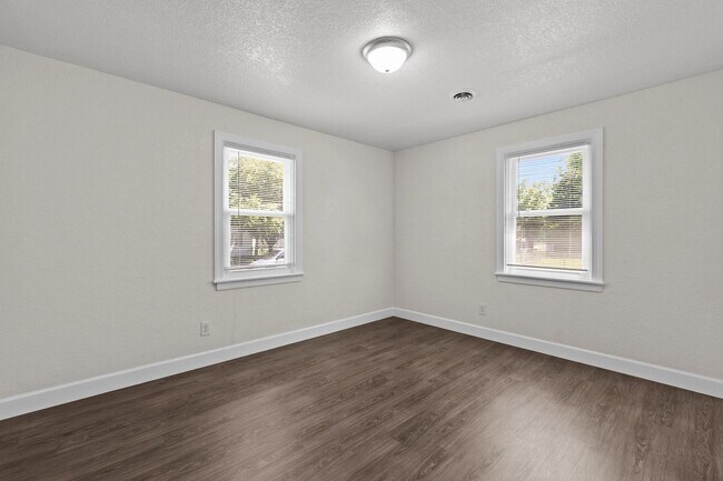 Building Photo - Cozy 2-Bedroom Duplex Apartment in Norfolk