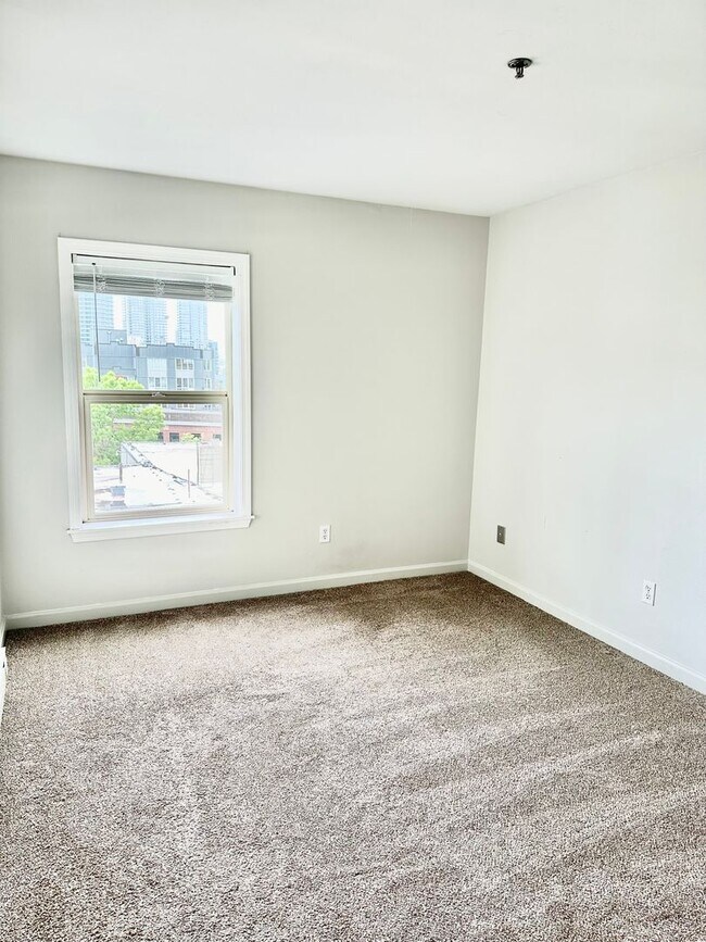 Building Photo - 1 bedroom, 1 bathroom Condo with City View!