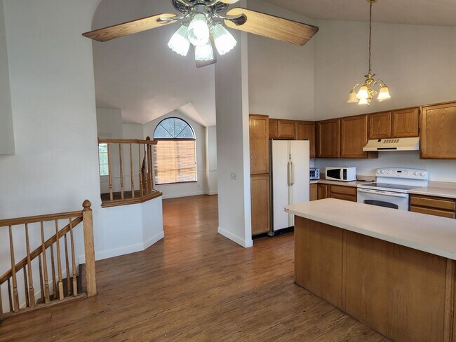 Building Photo - 4 Bd  2.5 Bath Home in West Jordan