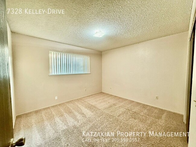 Building Photo - 2 bedroom unit with updated kitchen, insid...