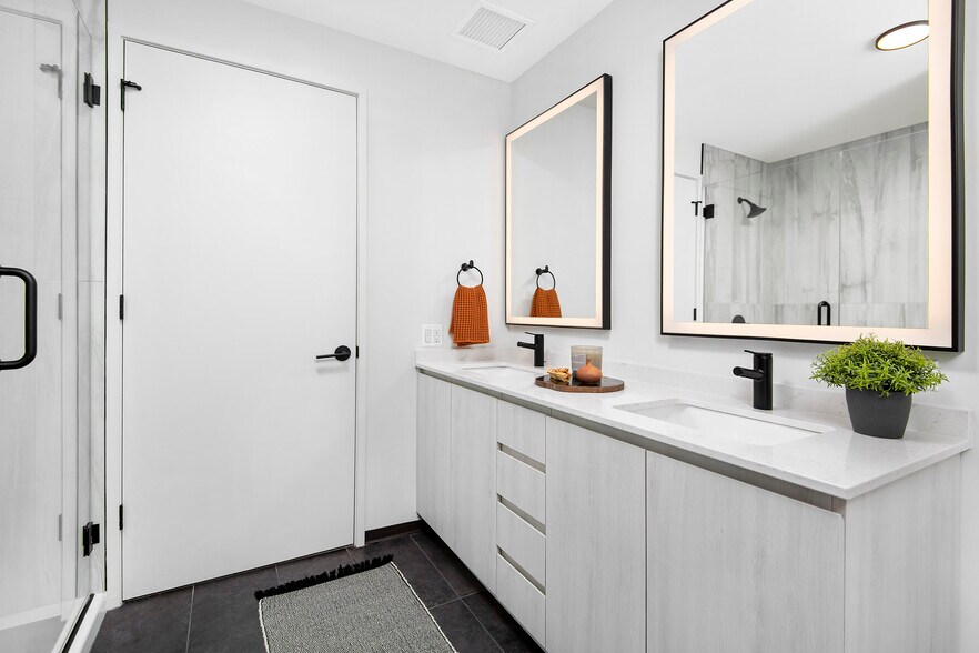 Building Photo - 1431 W Lake St