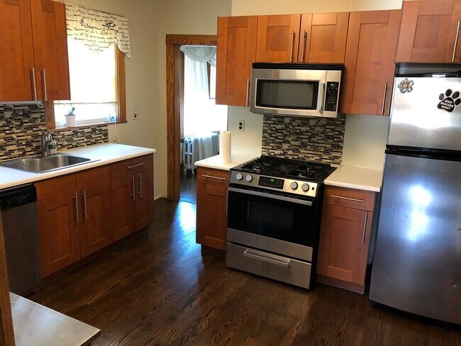 Building Photo - 66 Wren St