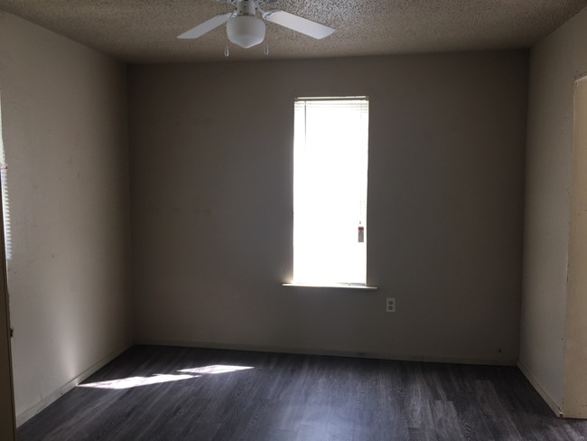 Building Photo - 819 Mora St