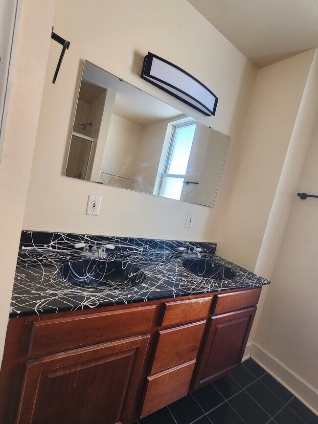 Building Photo - Charming 1-Bedroom Apartment with Hardwood Floors in York, PA!