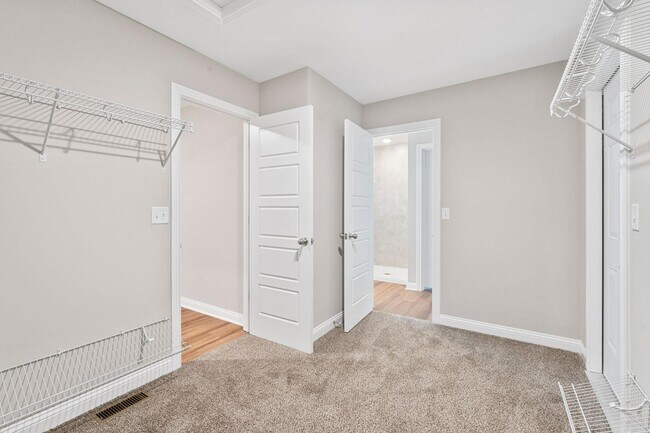 Building Photo - 453 Friendly Ave