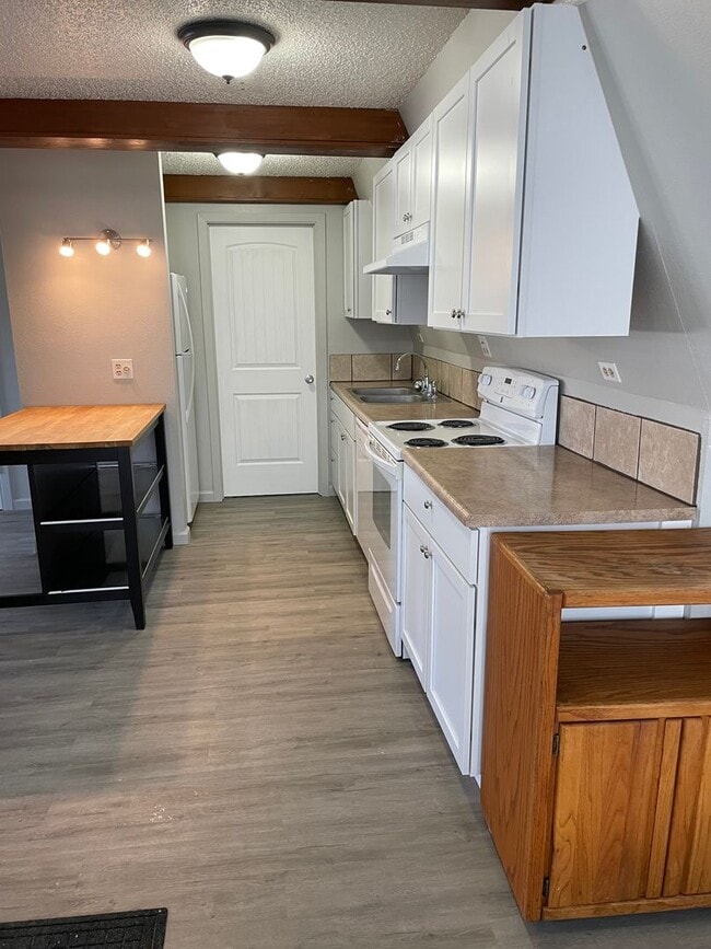Building Photo - 2 bedroom, 1.5 bath 1,484 sqft