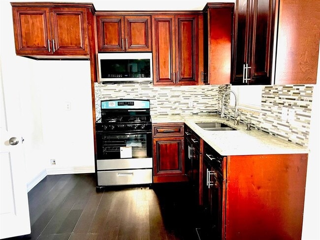 Building Photo - 1242 Chevy Chase Dr