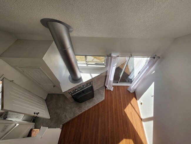 Building Photo - Cozy Split-level Condo with a Private Balcony!