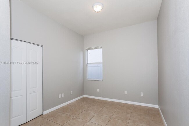 Building Photo - 1700 NE 37th Pl
