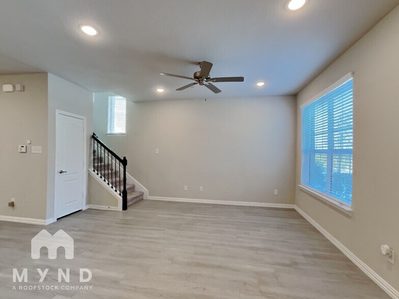 Building Photo - 1272 Alamo Dr