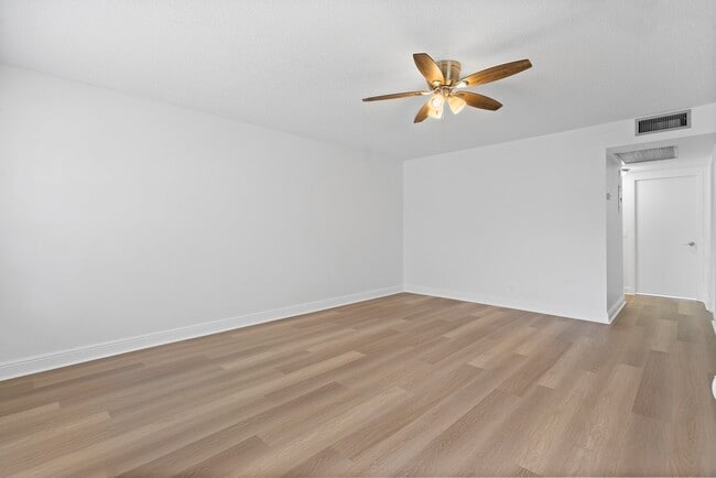 Building Photo - 290 Brighton G