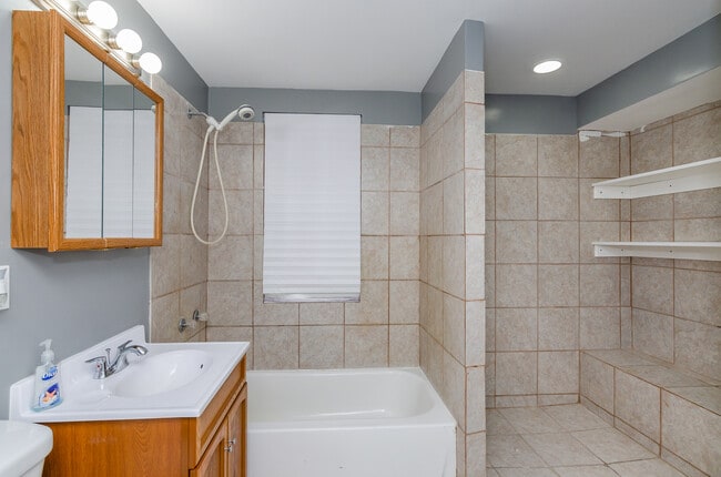 Building Photo - 10645 S May St