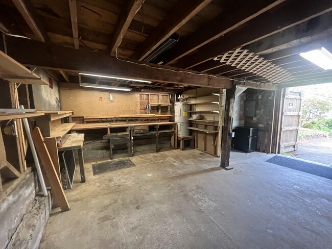 Building Photo - 634 NW Lee St