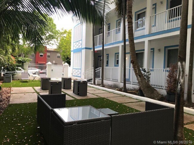 Building Photo - 245 NE 33rd St