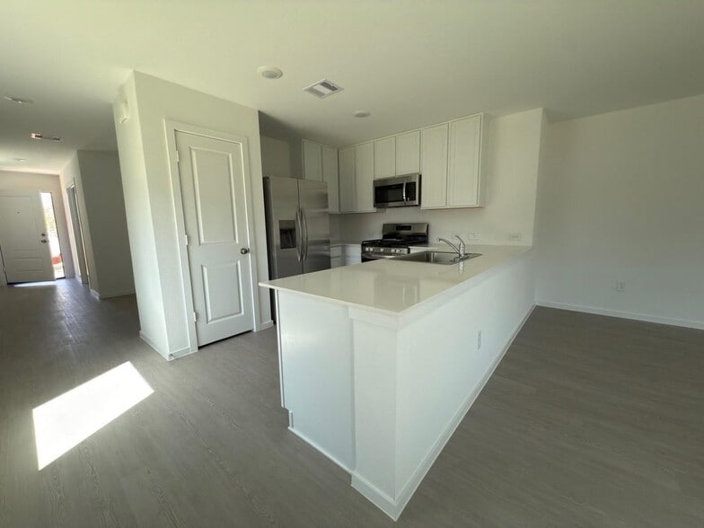 Building Photo - 3020 Huntersville Dr