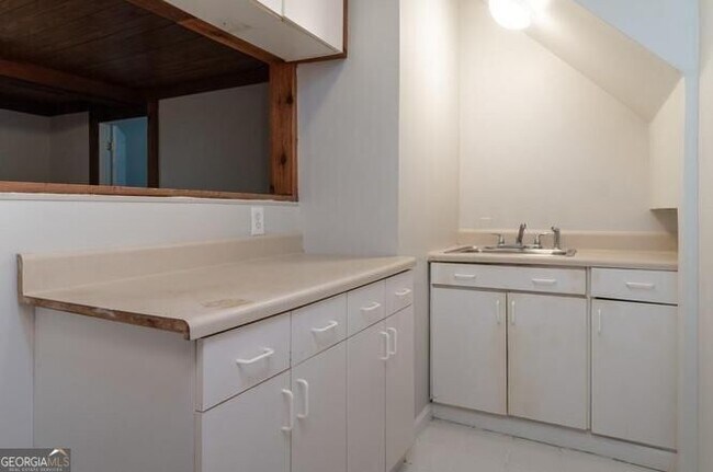 Building Photo - 570 Village Green Ct SW