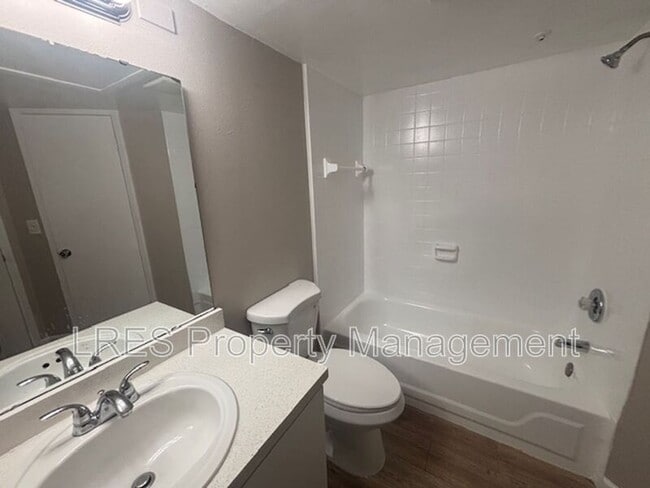 Building Photo - 390 Lake Placid Ct