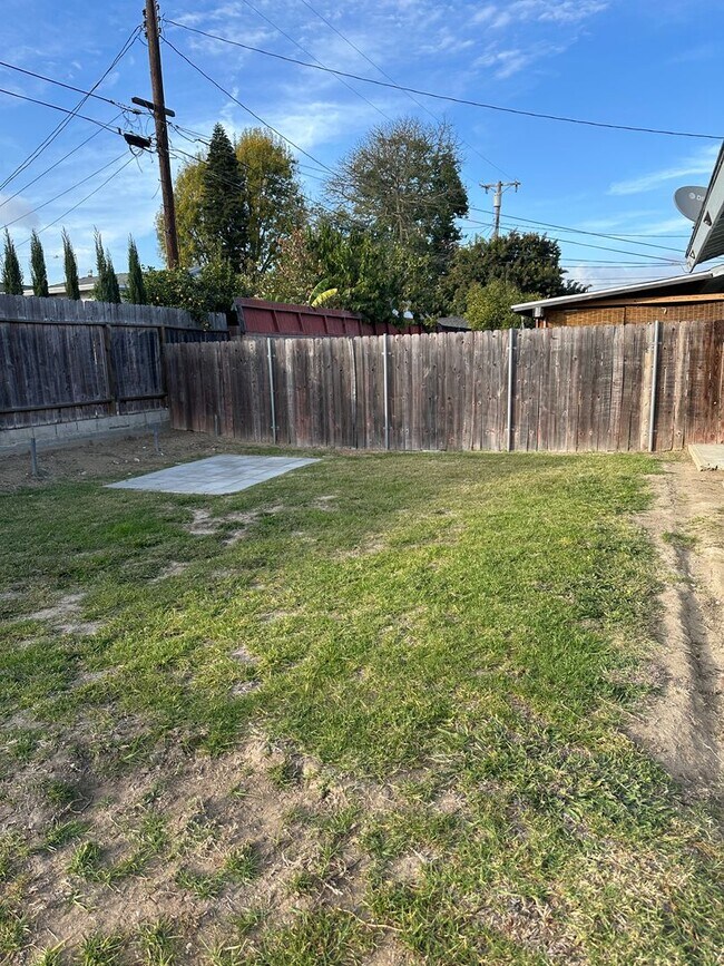 Building Photo - 717 W 214th St