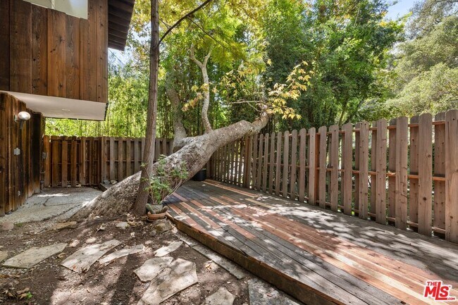 Building Photo - 2370 Nichols Canyon Rd