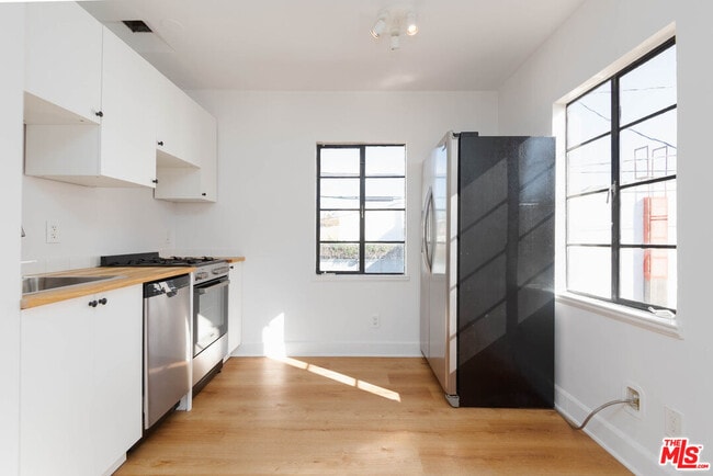 Building Photo - 822 N Detroit St