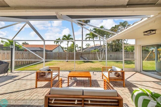 Building Photo - 9585 Carousel Cir S