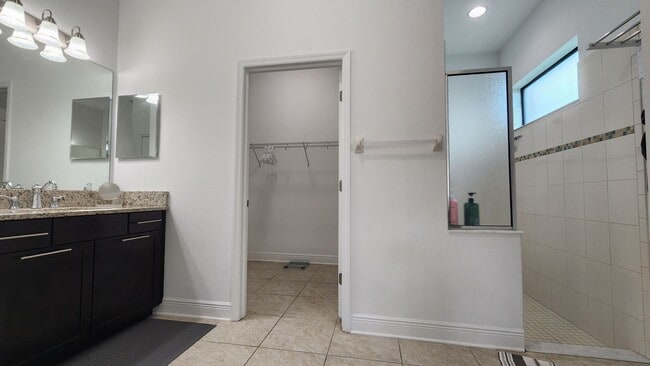 Building Photo - Lakeview Turnkey Furnished Home with Resort Amenities in Gated Rosedale!