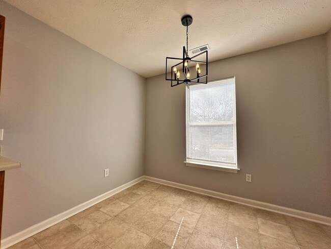 Building Photo - Three-Bedroom Ranch Close to Downtown