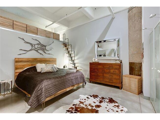 Building Photo - 700 N Washington Ave