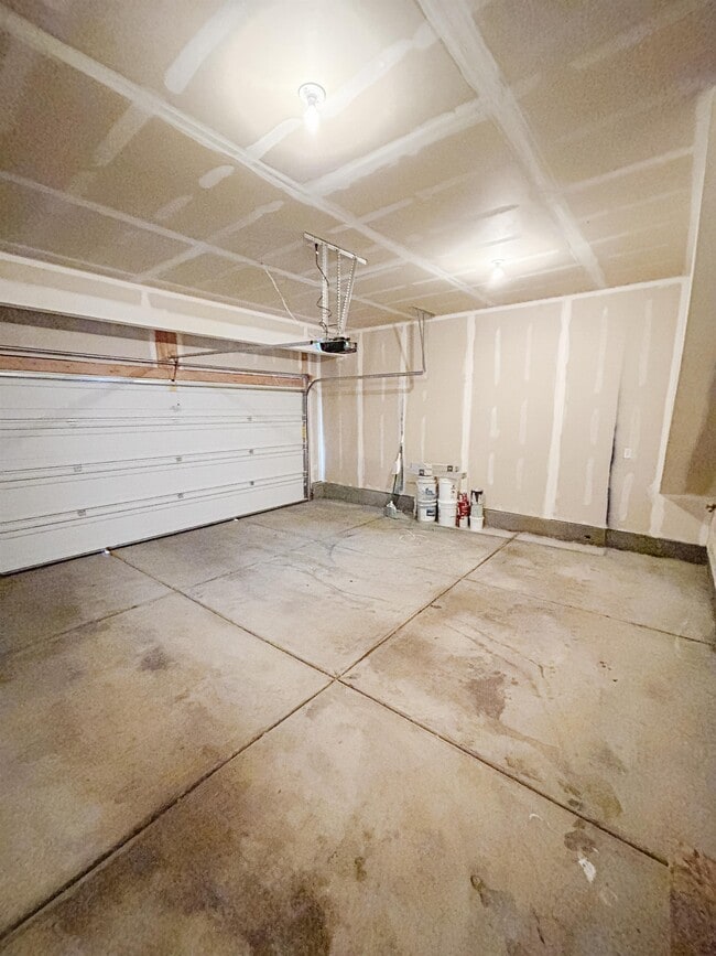 Building Photo - 707 E 380 S