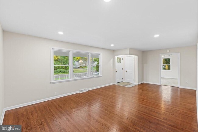 Building Photo - 705 Devon Rd