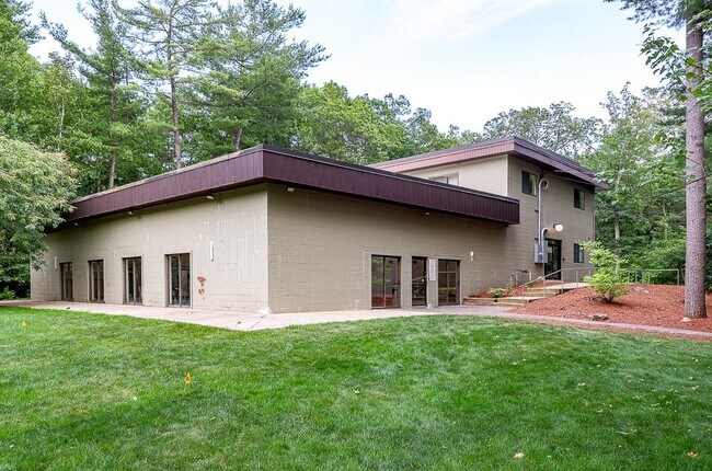 Building Photo - 13 Strawberry Bank Rd