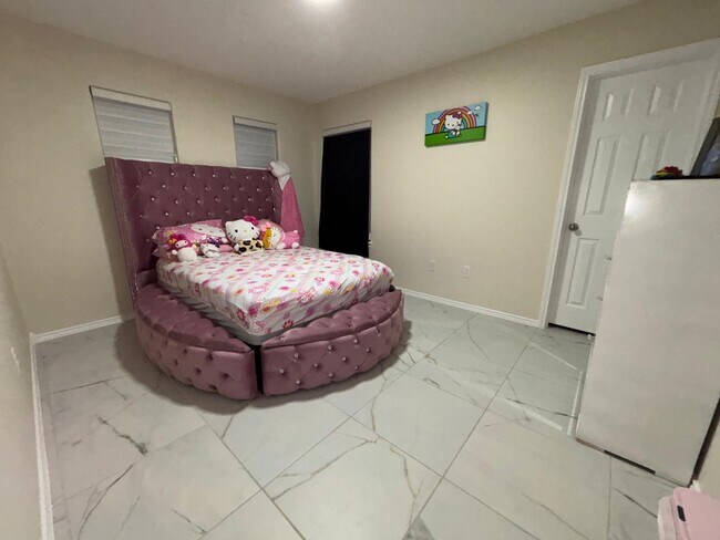 Building Photo - 5821 Colegio Ln