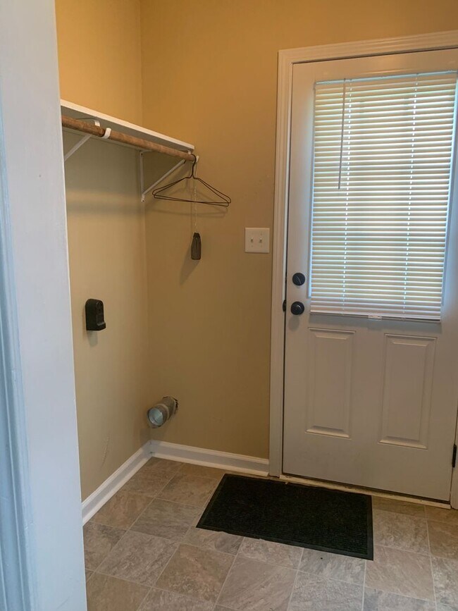 Building Photo - Conveniently Located! Cute home with 3 bed...