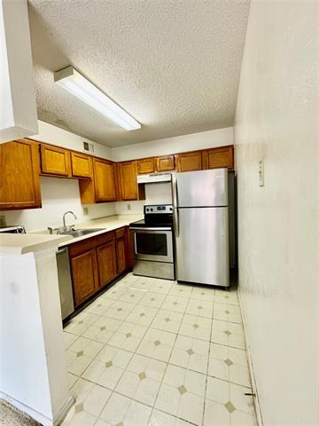Building Photo - 18333 Roehampton Dr