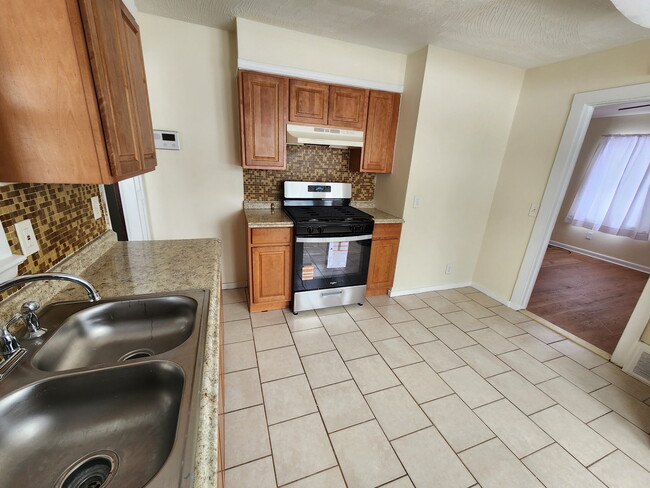 Building Photo - 13601 Beachwood Ave