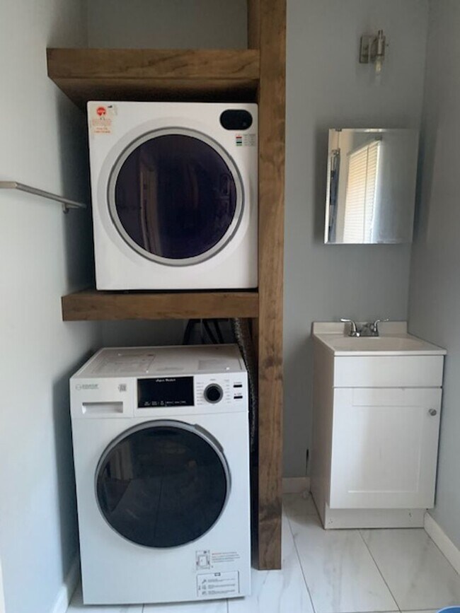 Building Photo - TRI-PLEX