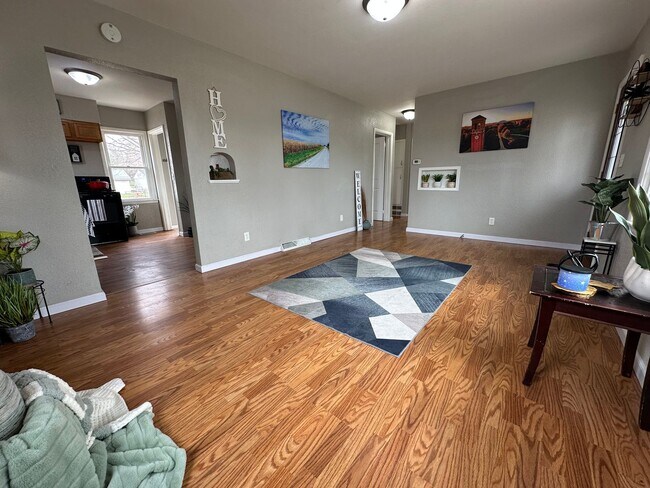 Building Photo - 3 bed, 1 1/2 bath Home for rent in Elk Run Heights