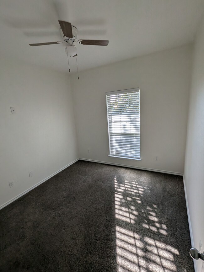 Building Photo - 10940 Kinston St