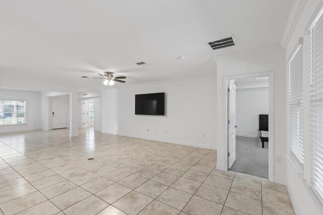 Building Photo - CLOSE TO EVERYTHING!