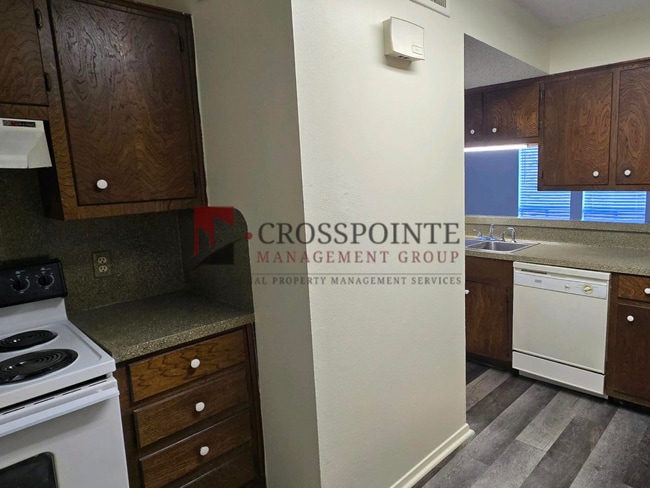 Building Photo - Schedule Your Tour Today! Newly Updated 2/1.5 Townhome in Longview