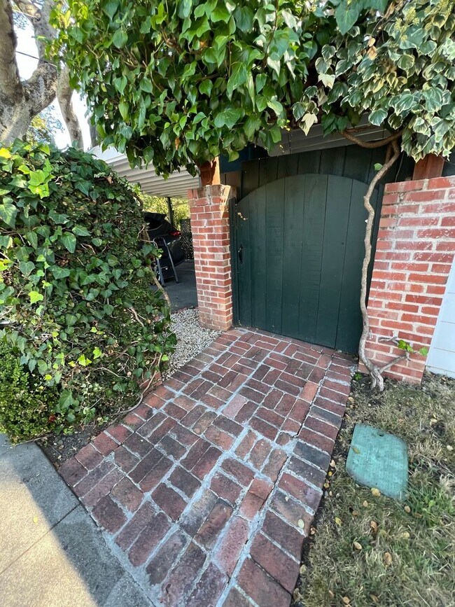 Building Photo - Beautiful Home in Burlingame!!