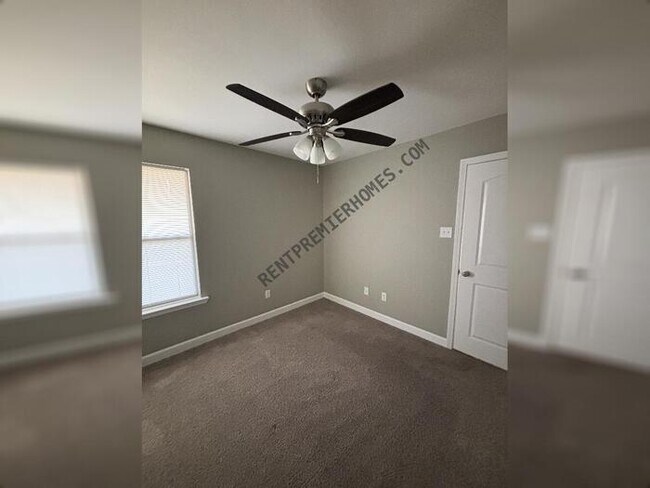 Building Photo - 10 Jennifer Cove